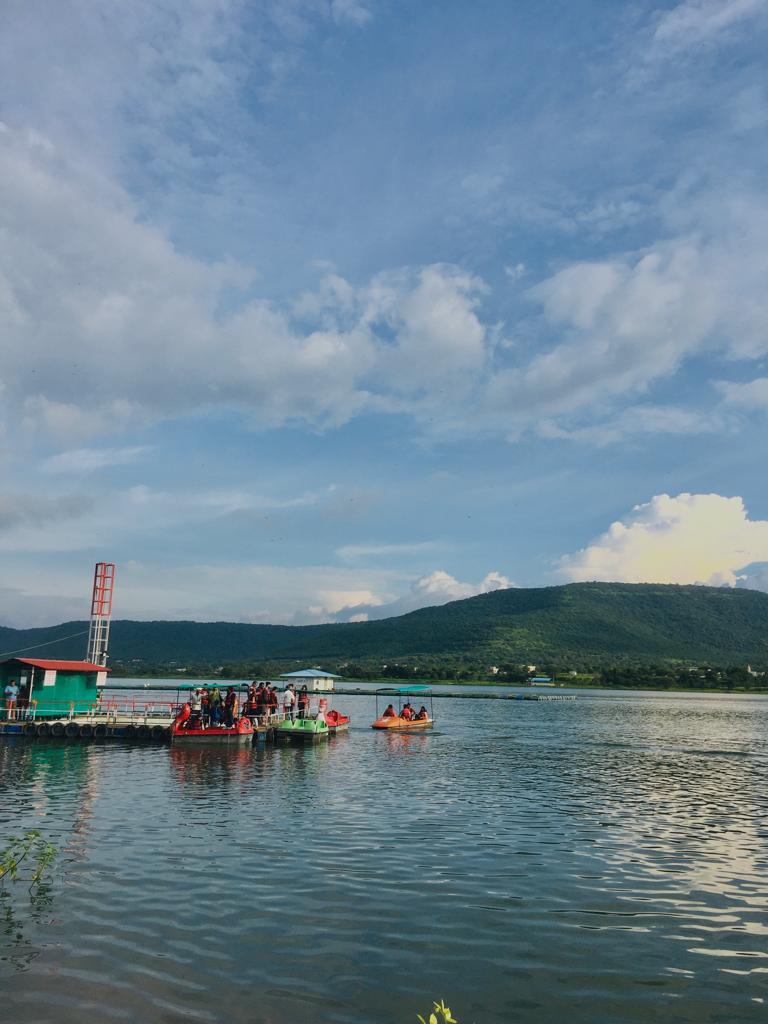 veddika_sanggle's tweet photo. Day 33 of #100DaysOfCode 
No Code Today, instead enjoyed this beautiful view! ✨❤️

Sometimes it's really good to take a break from your daily routine, to come back with more new energy and zeal! :) https://t.co/XgKWwjzswR