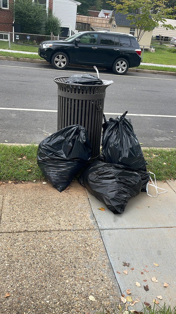 RJWarriorrr's tweet photo. Hey @311DCgov #CapitolView just had a cleanup, need the trash removed in the 100 block of 53rd St NE!
Thanks! https://t.co/OG3PyFW1Hk