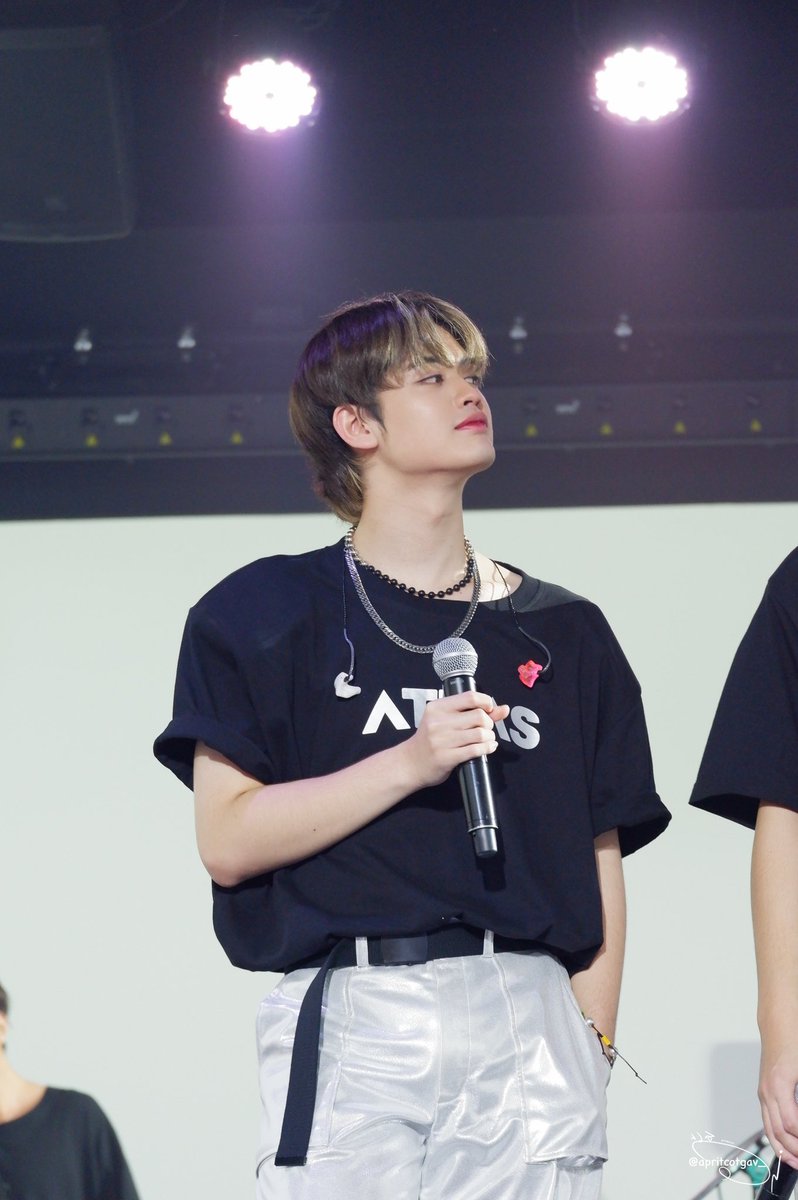 apritcotgav_'s tweet photo. ไม่รู้จะหาคำไหนมาบรรยายความหล่อของไนซ์เลยอะ 🥹🥹 #NiceATLAS #ATLASimmersiveMusicJourney_day1 https://t.co/GYoi1FiDiw