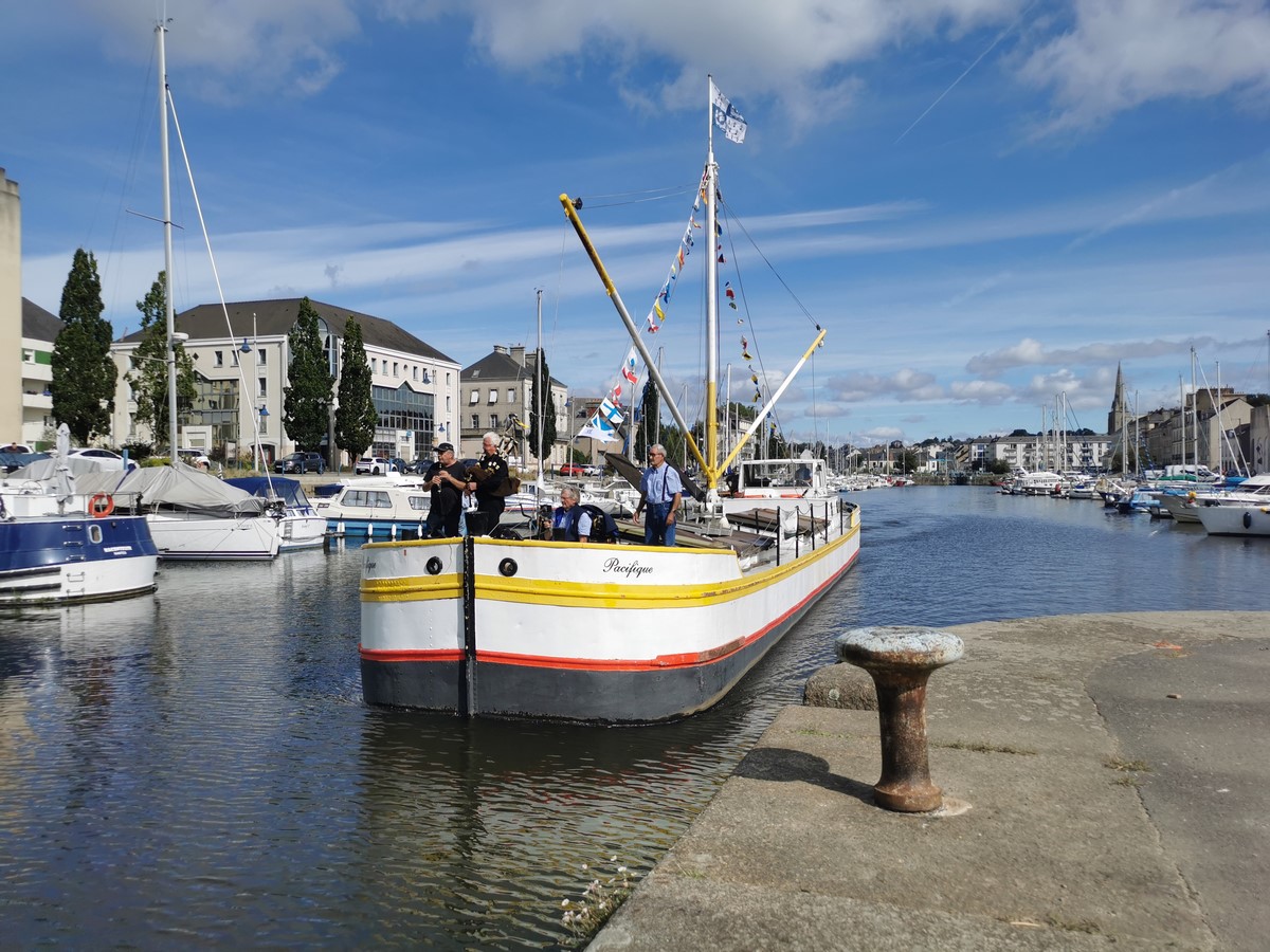 RedonAgglo's tweet photo. Les quartiers et le #port se redessinent !
Découvrez la nouvelle #capitainerie et la #passerelle mobile🔎Nouveautés, travaux, services, coût, enjeux, partenaires... Infos et + de photos👉https://t.co/hJ0ize1f4o #confluences2030 #mobilites #fluvial #projeturbain #redon #CollTerr https://t.co/4qqm7T1E8Z