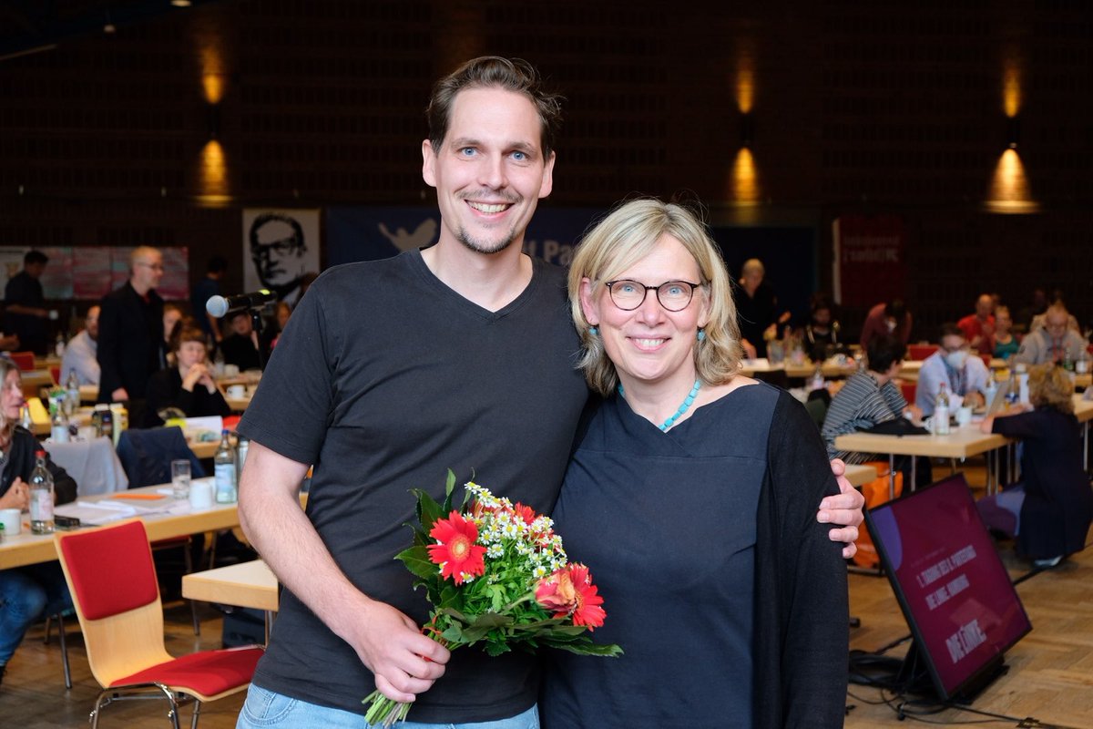 DieLinke_HH's tweet photo. Unser neues Spitzenteam: Thomas Iwan und Sabine Ritter!! 💐
#Linke #DieLinke #Hamburg #Landessprecher #Landessprecherin #LinkeLPT #LPTHH https://t.co/q3qfwG5NTn