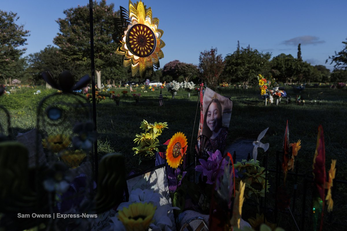 SamOwensphoto's tweet photo. On the first day of school in Uvalde, Sandra Cruz turned 44. As students went to school, Cruz visited her 10 yr old daughter Eliahna Torres – one of 19 children &amp; 2 teachers killed at Robb Elementary on May 24 – at Hillcrest Memorial Cemetery.
https://t.co/CC7UMtpszz https://t.co/tRhbFFzCni