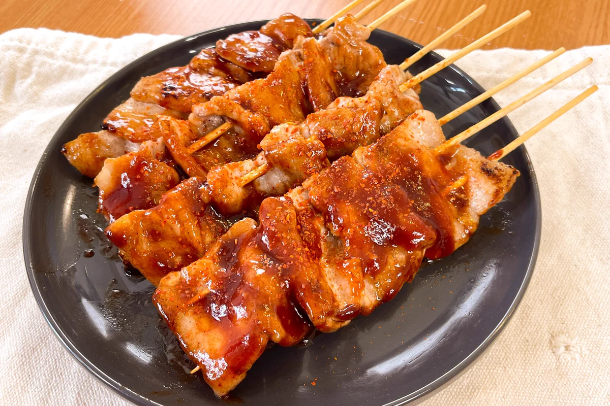 へいらっしゃい！まるでおうち居酒屋「豚バラ肉の一本焼き」。