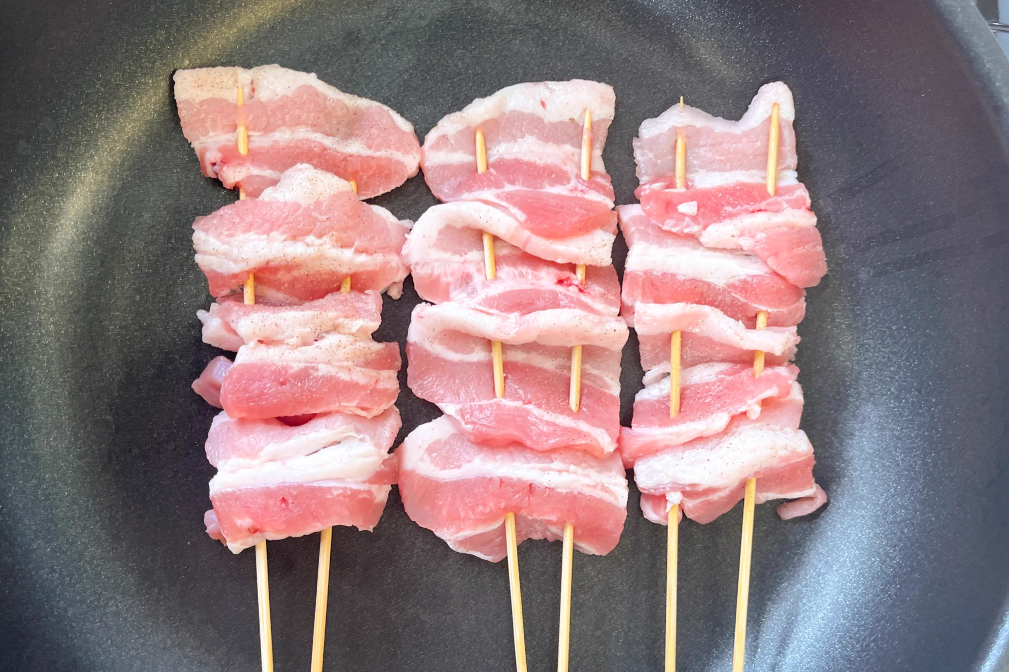へいらっしゃい！まるでおうち居酒屋「豚バラ肉の一本焼き」。