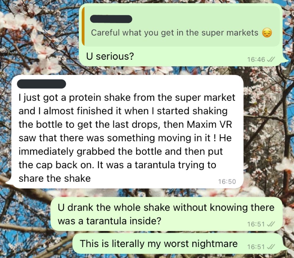 Een collega van mij kocht vandaag een proteïne shake en wanneer het drankje bijna op was merkte hij dat er een tarantula inzat?! 🤮🤢
