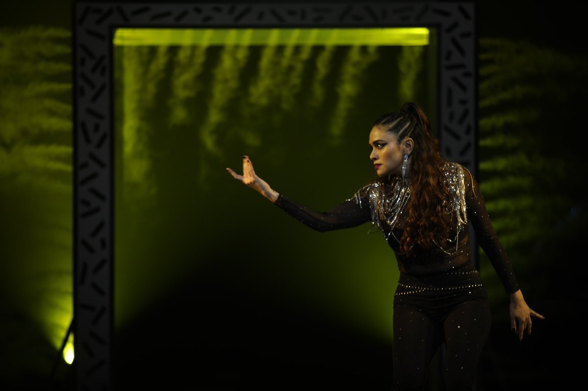 AmrutaOfficialK's tweet photo. Glimpses of our #retroweek performance โฆ. How was laila guys ? #JDJ10 #amukijhalak @utekar_pratik @ColorsTV https://t.co/KZEXFJ58yW