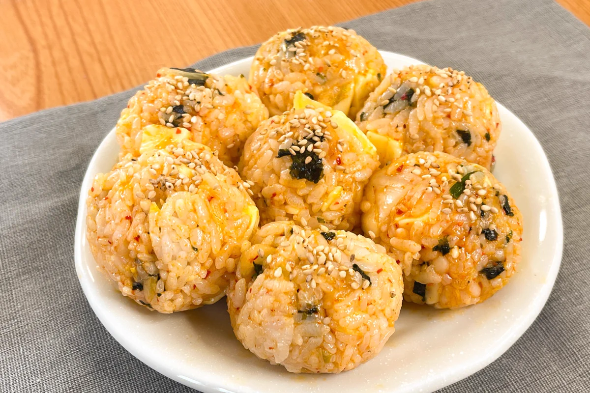 一口食べると韓国の風が吹く！？韓国風「キムチーズ混ぜこみおにぎり」。