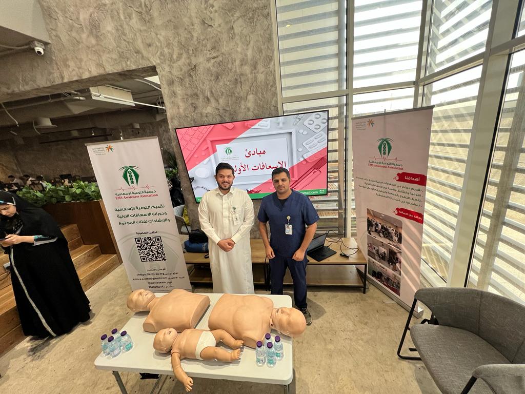 wajebteam's tweet photo. ضمن نشاطاتها التوعوية المجتمعية . نظمت جمعية التوعية الإسعافية (واجب) دورة  في الإسعافات الأولية قدمها عضو الجمعية الأستاذ عبدالله المالكي، 
واستفاد منها  ٤٠ متدرب. https://t.co/KCkjaGBBm7