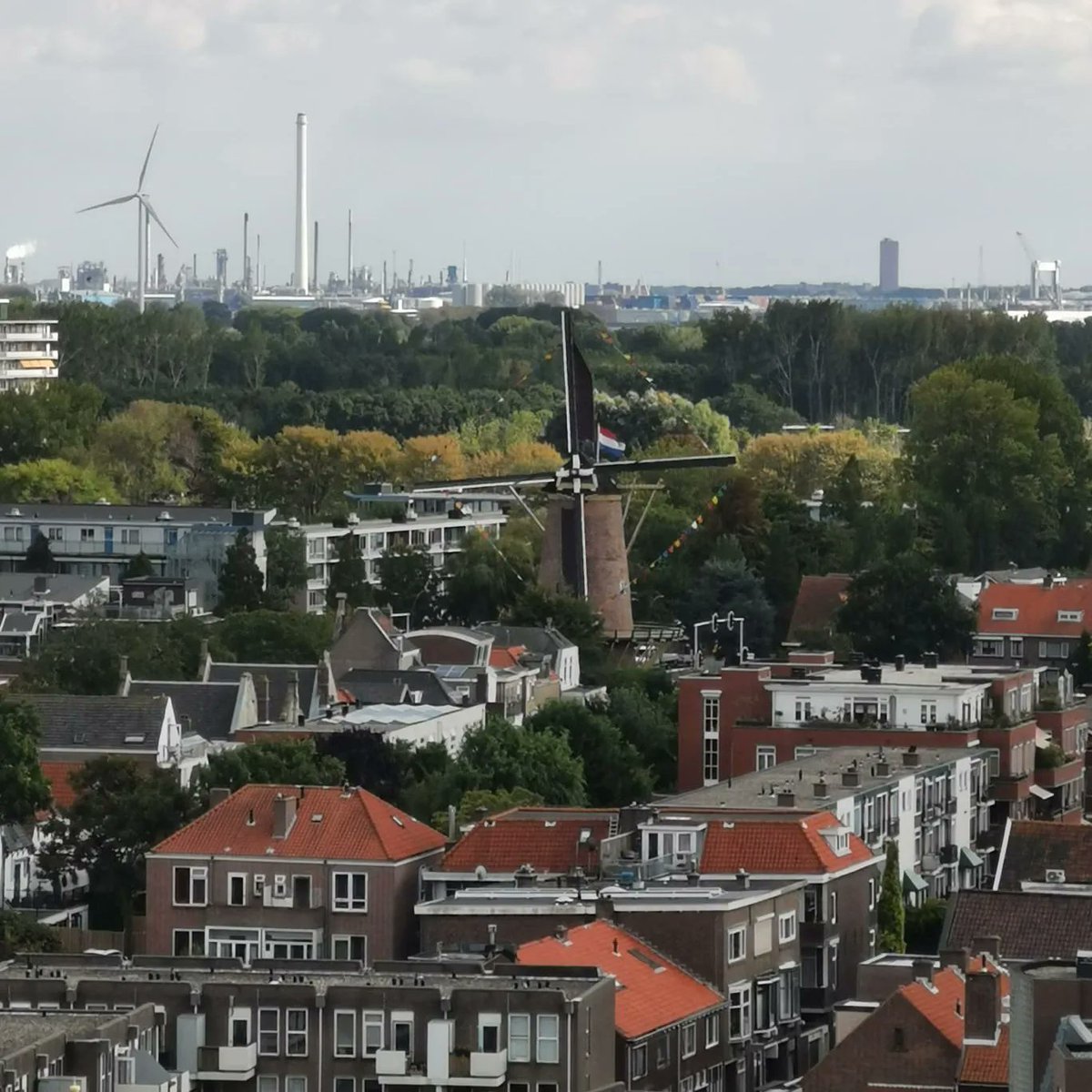 cdamaassluis's tweet photo. Nadat gisteren de kinderen al een succesvolle eigen Open Monumentendag mochten beleven was het vandaag de beurt aan de rest van onze inwoners en belangstellenden.

De Groote Kerk was open, de toren kon beklommen worden en diverse musea en schepen waren open voor bezichtiging. https://t.co/KP6dGAmLVn