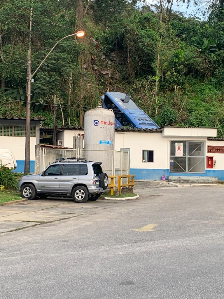 Ônibus invade área de hospital e deixa mais de 30 pessoas feridas costazul.fm/onibus-invade-… via @Rádio Costazul FM 93.1