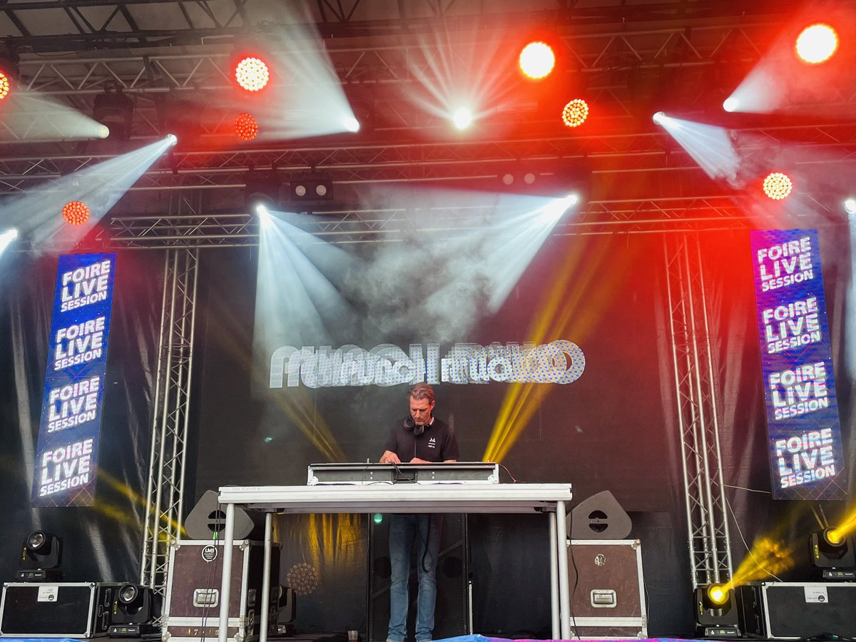 FoiredeSedanoff's tweet photo. 📀 FLS • JOUR 2 📀

DJ Punch R'llo ouvre le bal de cette soirée de folie sur la scène du Foire Live Session! 🎶

#foiredesedan #foiredesedan2022 #foire #sedan #ardennes #concert #musique #foirelivesession #live #evenement https://t.co/tuKQPhNUgx