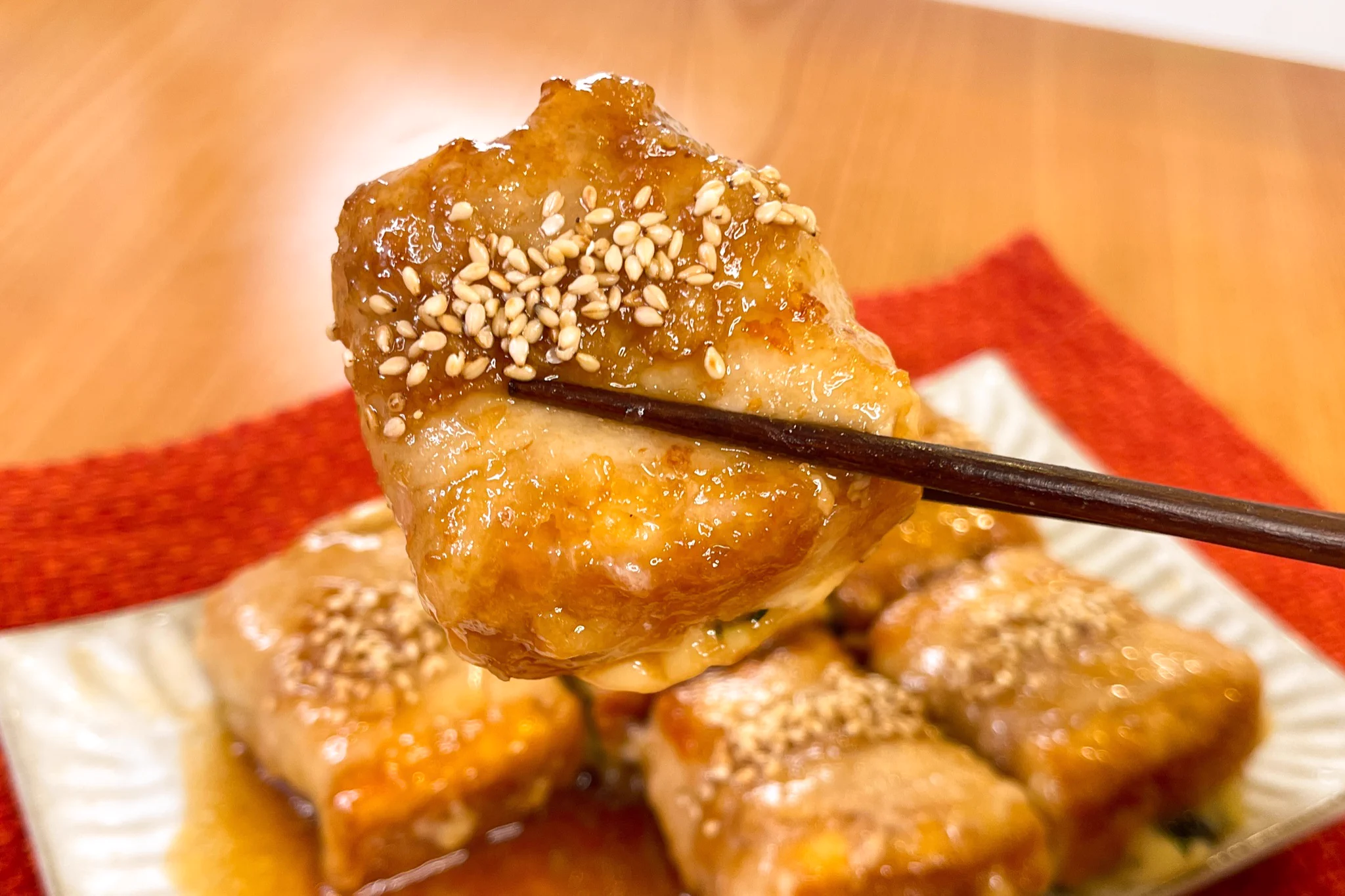 家計にも優しいかさ増しレシピ。甘辛「厚揚げしそチーズ肉巻き」。