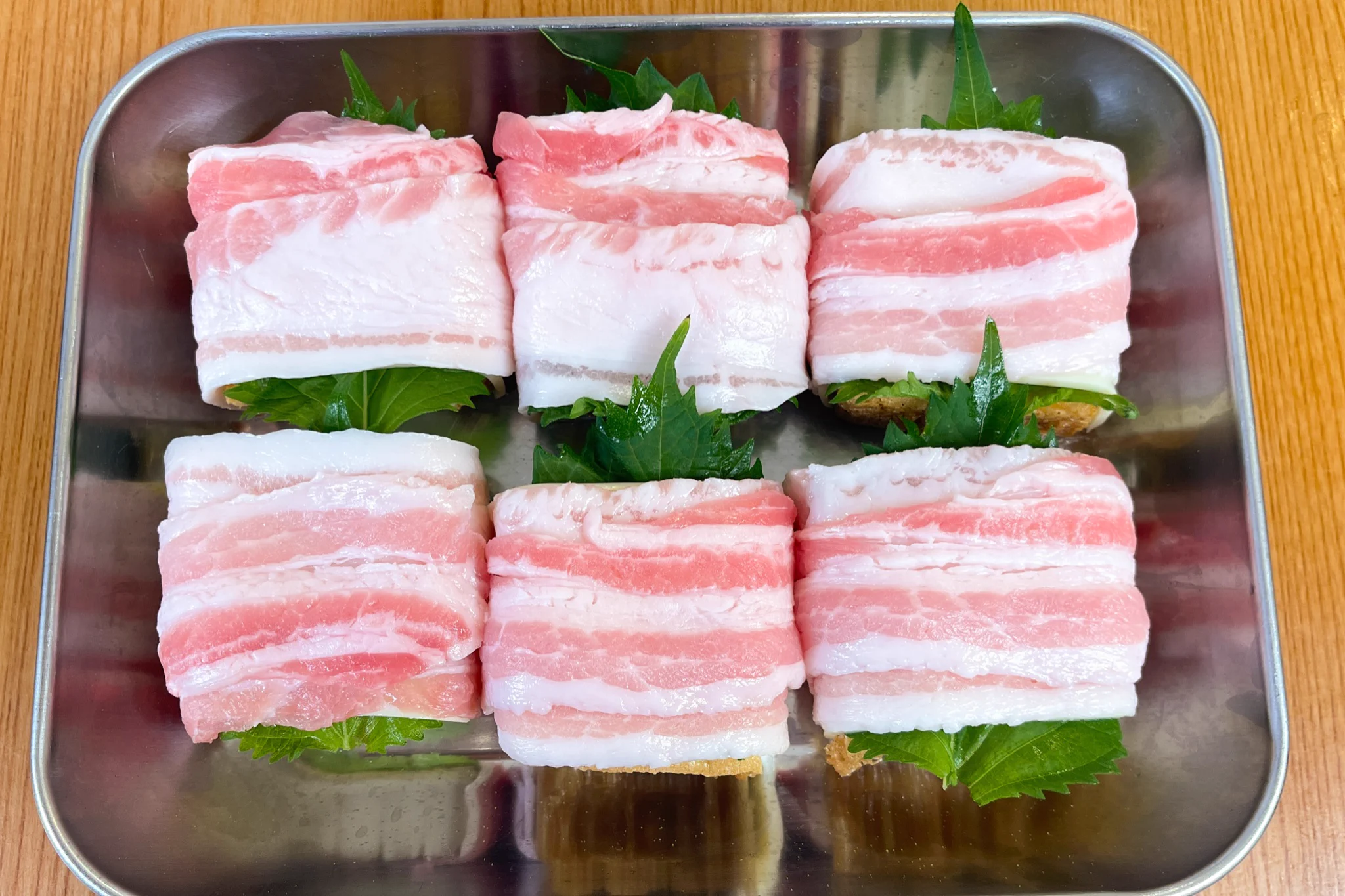 家計にも優しいかさ増しレシピ。甘辛「厚揚げしそチーズ肉巻き」。