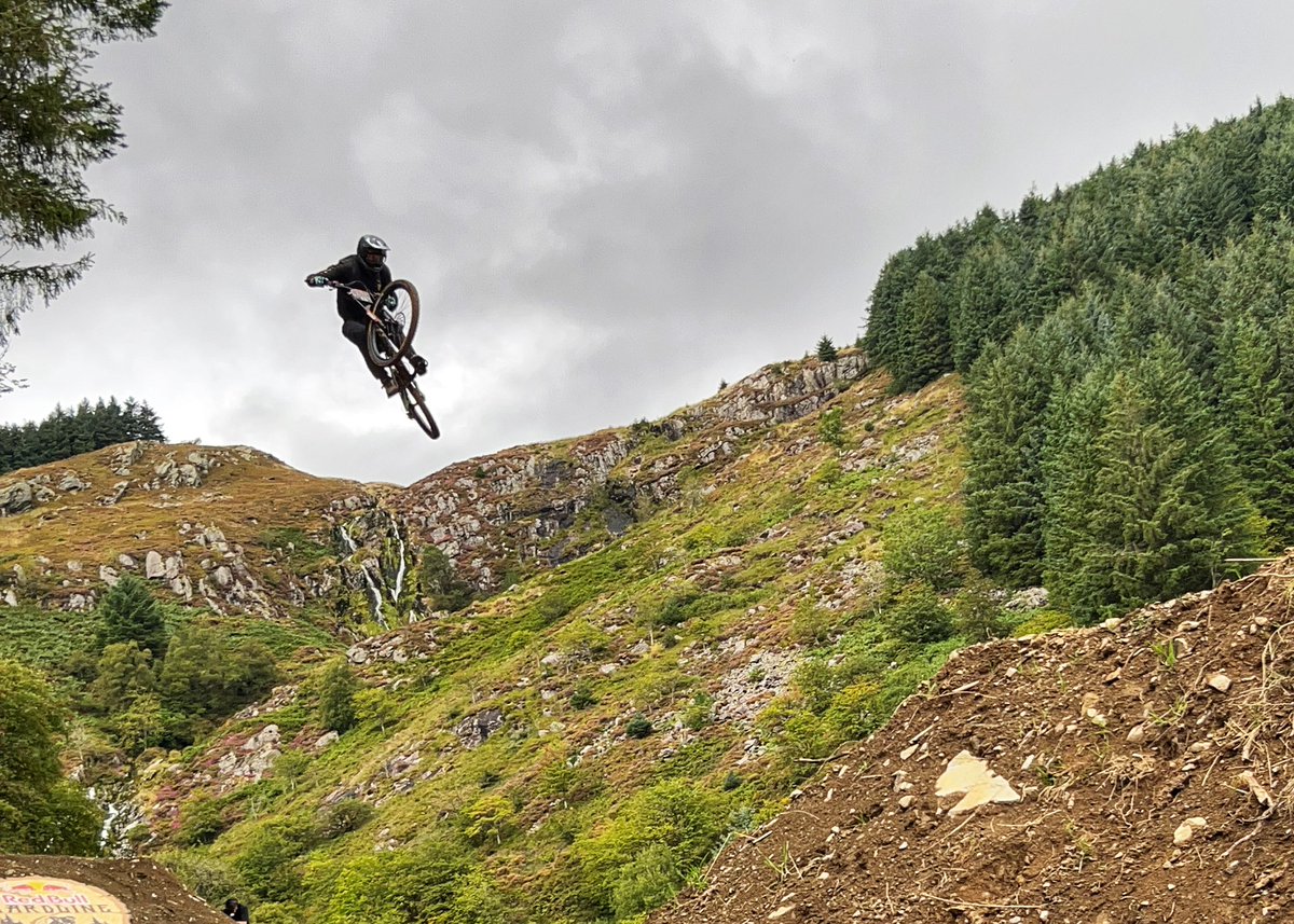 Only in Wales… #redbullhardline #mtb #dh #visitwales @visitwales 🏴󠁧󠁢󠁷󠁬󠁳󠁿