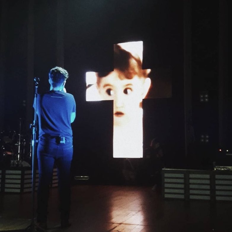 danosarrada's tweet photo. @jaoromania e pensar que quando eu te vi da primeira vez a estrutura era um telão e mesmo assim você já servia um show maravilhoso ❤️ te amo, vc tá sendo gigante!!! https://t.co/MF73xL2csd