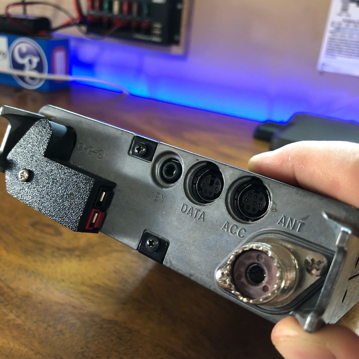 thetechprepper1's tweet photo. Step: 1 Want to build a Yaesu FT-818ND manpack radio?

1. Buy the radio.
2. Add an Anderson Powerpole adapter

#thetechprepper #yaesu #ft818 #manpack https://t.co/MSCzTQsBZU