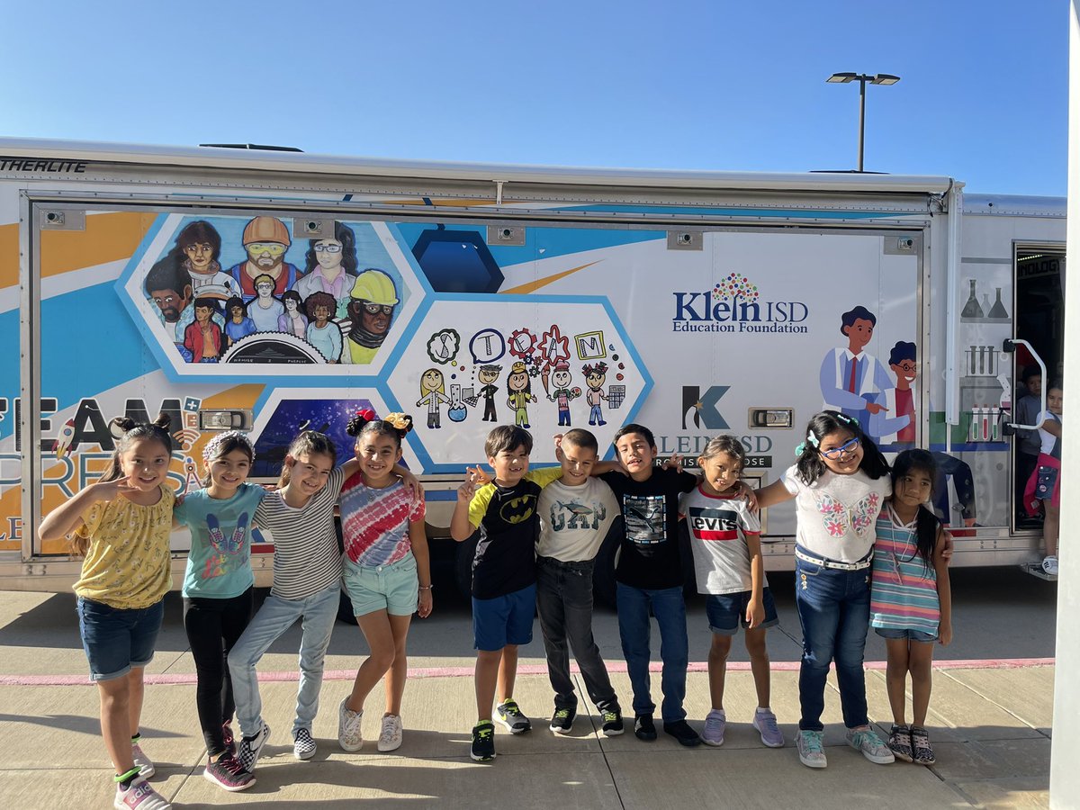 Vazquezclass's tweet photo. Graet STEAM week for my 2nd graders! They explored the @STEAM_Express for the first time and had a blast exploring careers and hands on activities. In class they also learned that solid MATTER can change when you add HEAT by melting crayolas and chocolate! 
@MahaffeyKISD https://t.co/bETgkNQw1M