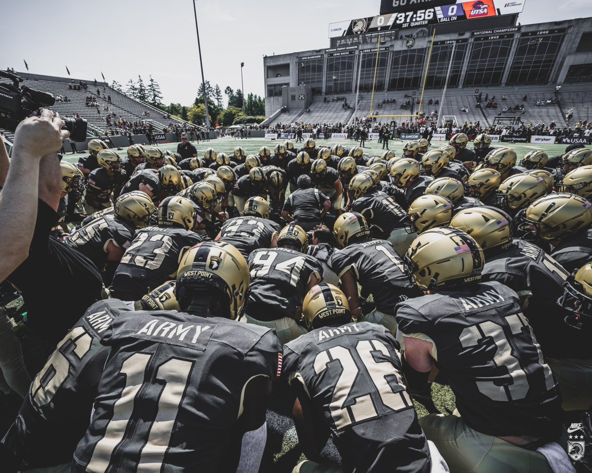 ArmyWP_Football's tweet photo. Squad. 

#GoArmy https://t.co/BWBig5wx0D