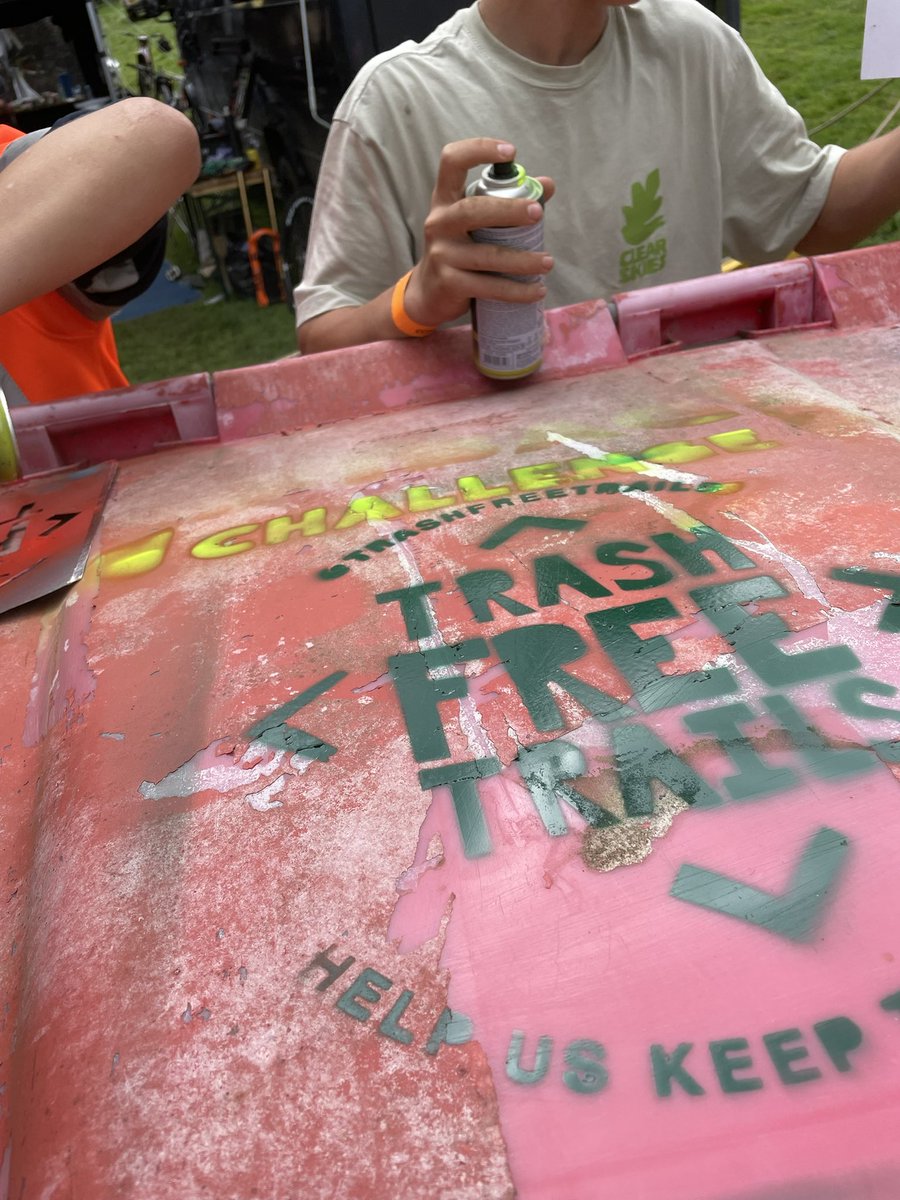 trashfreetrails's tweet photo. Day One @redbullbike Hardline 🚵🏽‍♂️🤙🏼

We’ve had an epic day seeing how @RedBullUK have well and truly SMASHED their Gold Standard #TFTApproved status 🏅 

Here tomorrow? Come say hey at the TFT tent to find out how you can #JoinTheTrashMob! https://t.co/WLoYvJvsx7