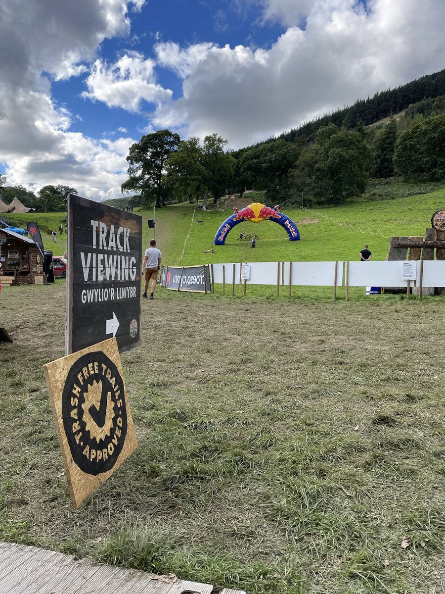 trashfreetrails's tweet photo. Day One @redbullbike Hardline 🚵🏽‍♂️🤙🏼

We’ve had an epic day seeing how @RedBullUK have well and truly SMASHED their Gold Standard #TFTApproved status 🏅 

Here tomorrow? Come say hey at the TFT tent to find out how you can #JoinTheTrashMob! https://t.co/WLoYvJvsx7