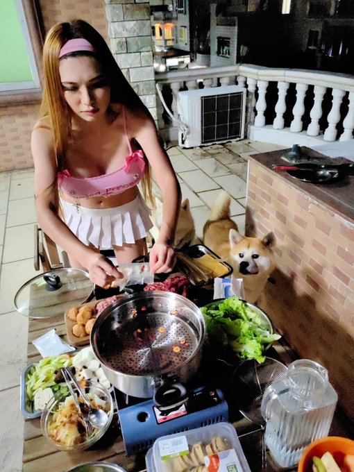 🥮Happy Mid-Autumn Festival🥮  I had a couple of (camera shy) friends over for hotpot, and Momo and Facai