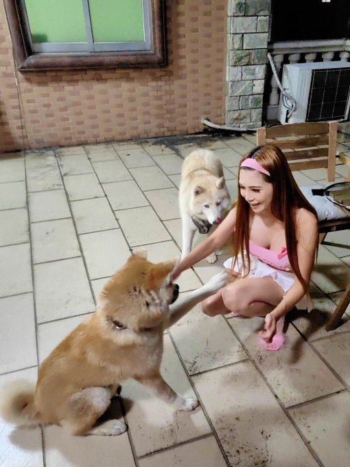 🥮Happy Mid-Autumn Festival🥮  I had a couple of (camera shy) friends over for hotpot, and Momo and Facai