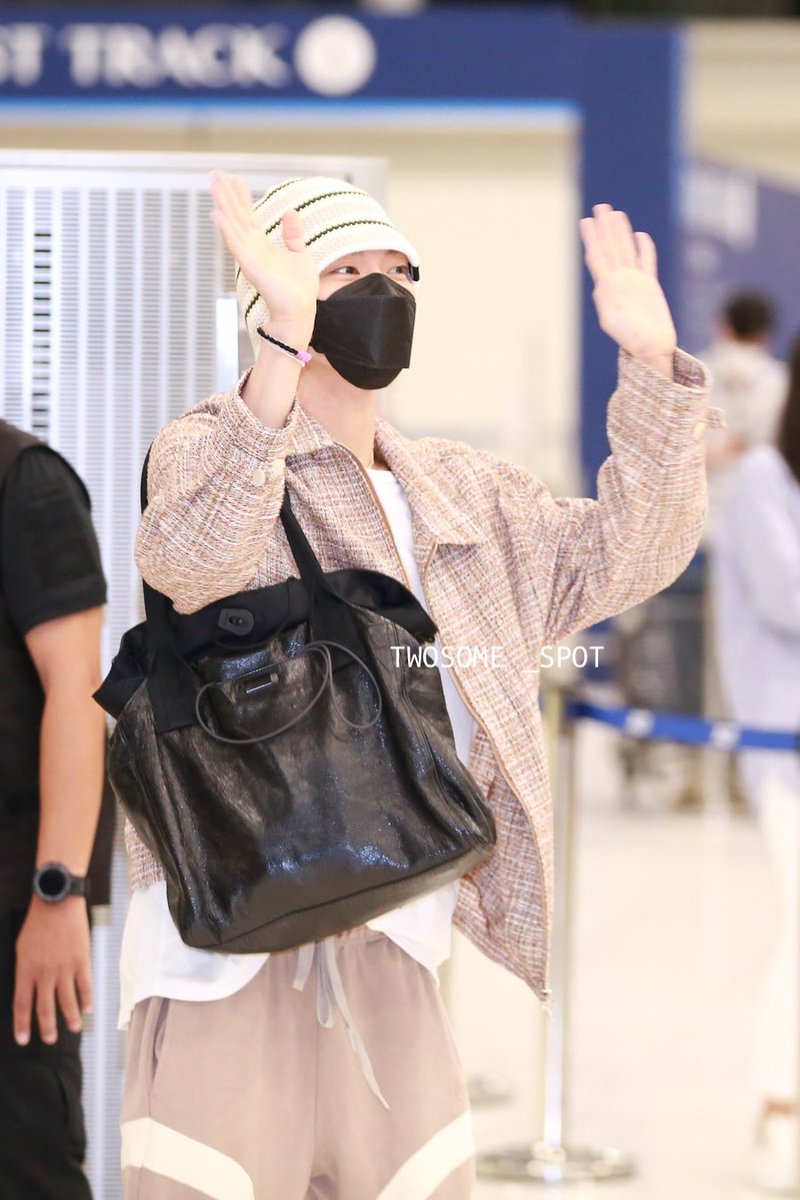 twosome_spot's tweet photo. 220910 🛫BKK #FoodTruckBattleSS2_FanMeetingxYangyang 

#TENLEE #YANGYANG 
#FoodTruckBattleSS2xTEN #FoodTruckBattleSS2_FanMeeting https://t.co/Cw1J519DKq