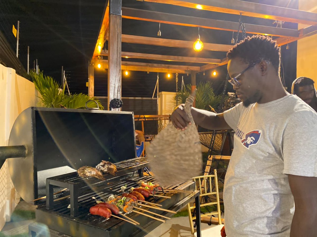 advisorsfilms's tweet image. Everyone loves food. Looking at it. Smelling it. Taking pictures of it. Making it. Eating it. And of course, talking about it!

#advisorsfilms #hardwork #solidteam #onset #lightcameraaction #cohabits