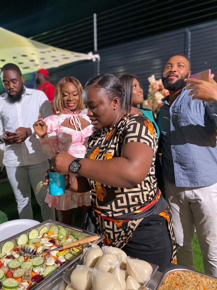 advisorsfilms's tweet image. Everyone loves food. Looking at it. Smelling it. Taking pictures of it. Making it. Eating it. And of course, talking about it!

#advisorsfilms #hardwork #solidteam #onset #lightcameraaction #cohabits