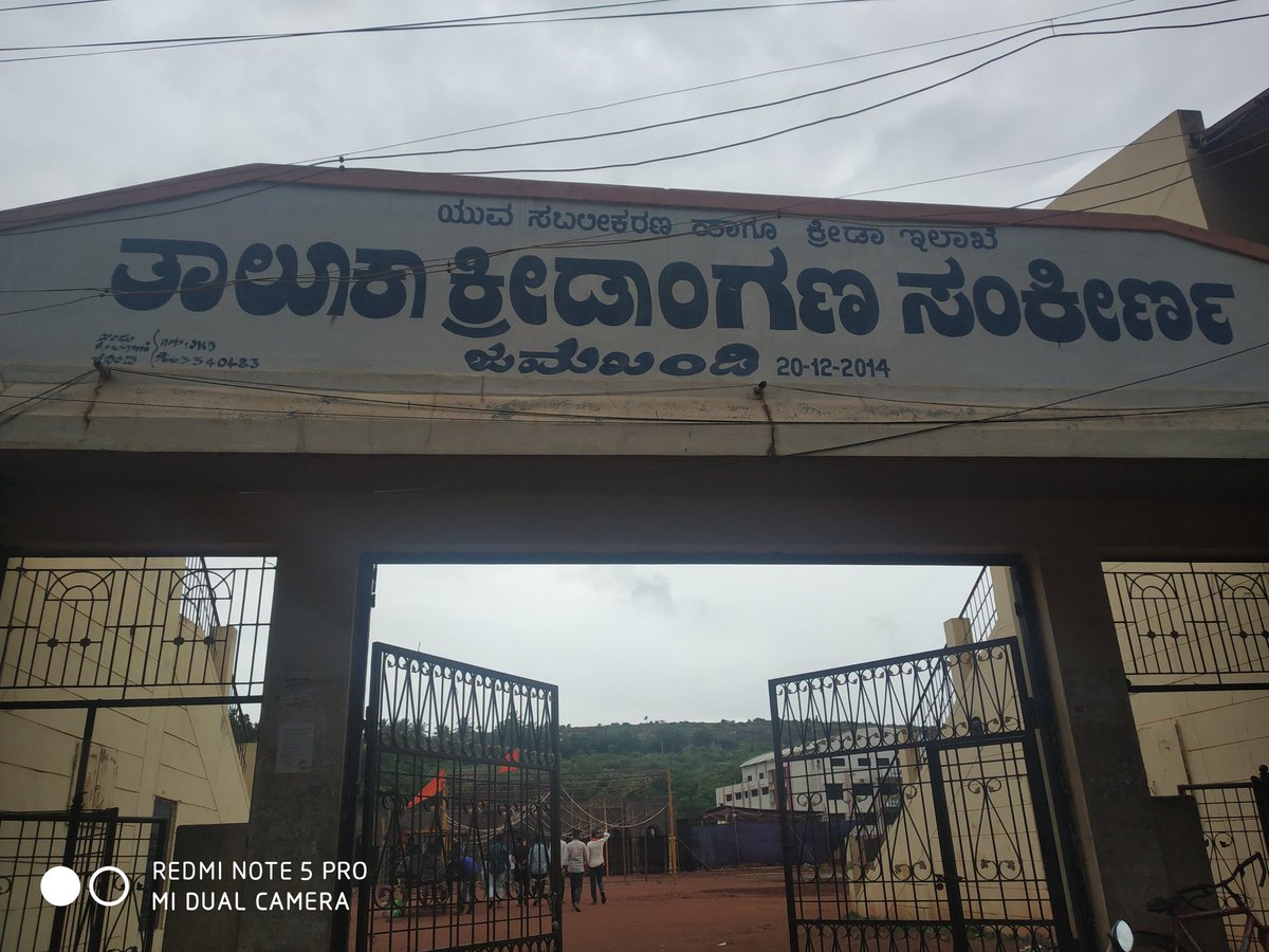 AsgarAli_PFI's tweet photo. ಬಾಗಲಕೋಟೆ ಜಿಲ್ಲೆಯ ಜಮಖಂಡಿ ತಾಲೂಕು ಕ್ರೀಡಾಂಗಣ ಮೈದಾನದಲ್ಲಿ ರಾಷ್ಟ್ರಧ್ವಜಾರೋಹಣ ಸ್ಥಳದಲ್ಲಿ ಕೇಸರಿ ಧ್ವಜ ಹಾಕಿರುವುದು ಖಂಡನೀಯ.  ರಾಷ್ಟ್ರೀಯ ಗೌರವ ಕಾಯಿದೆ 1971ರ ಅವಮಾನ ತಡೆಗಟ್ಟುವಿಕೆ ಕಾಯ್ದೆ ಪ್ರಕಾರ ಇದು ರಾಷ್ಟ್ರಧ್ವಜಕ್ಕೆ ಮಾಡಿದ ಅವಮಾನ.
1/n https://t.co/kl6ecSiEgw