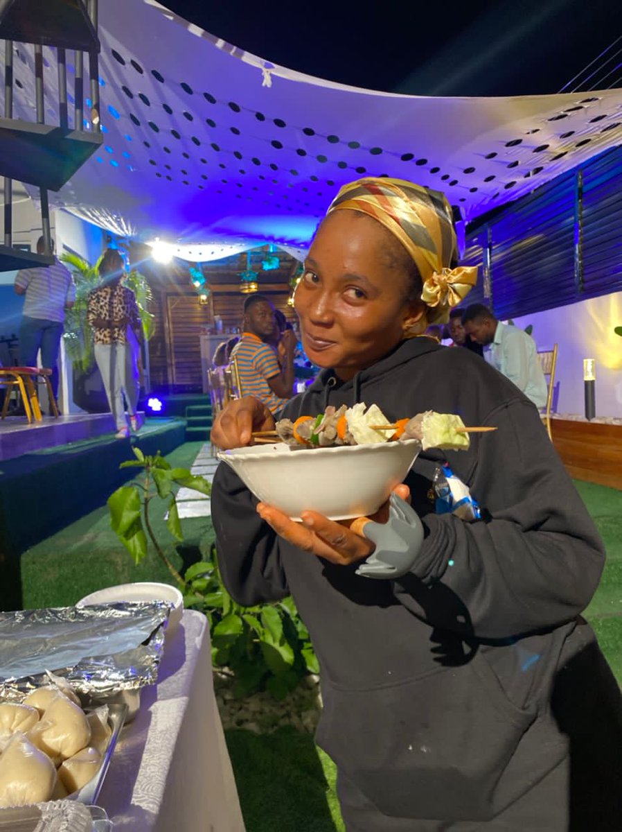 advisorsfilms's tweet image. Everyone loves food. Looking at it. Smelling it. Taking pictures of it. Making it. Eating it. And of course, talking about it!

#advisorsfilms #hardwork #solidteam #onset #lightcameraaction #cohabits