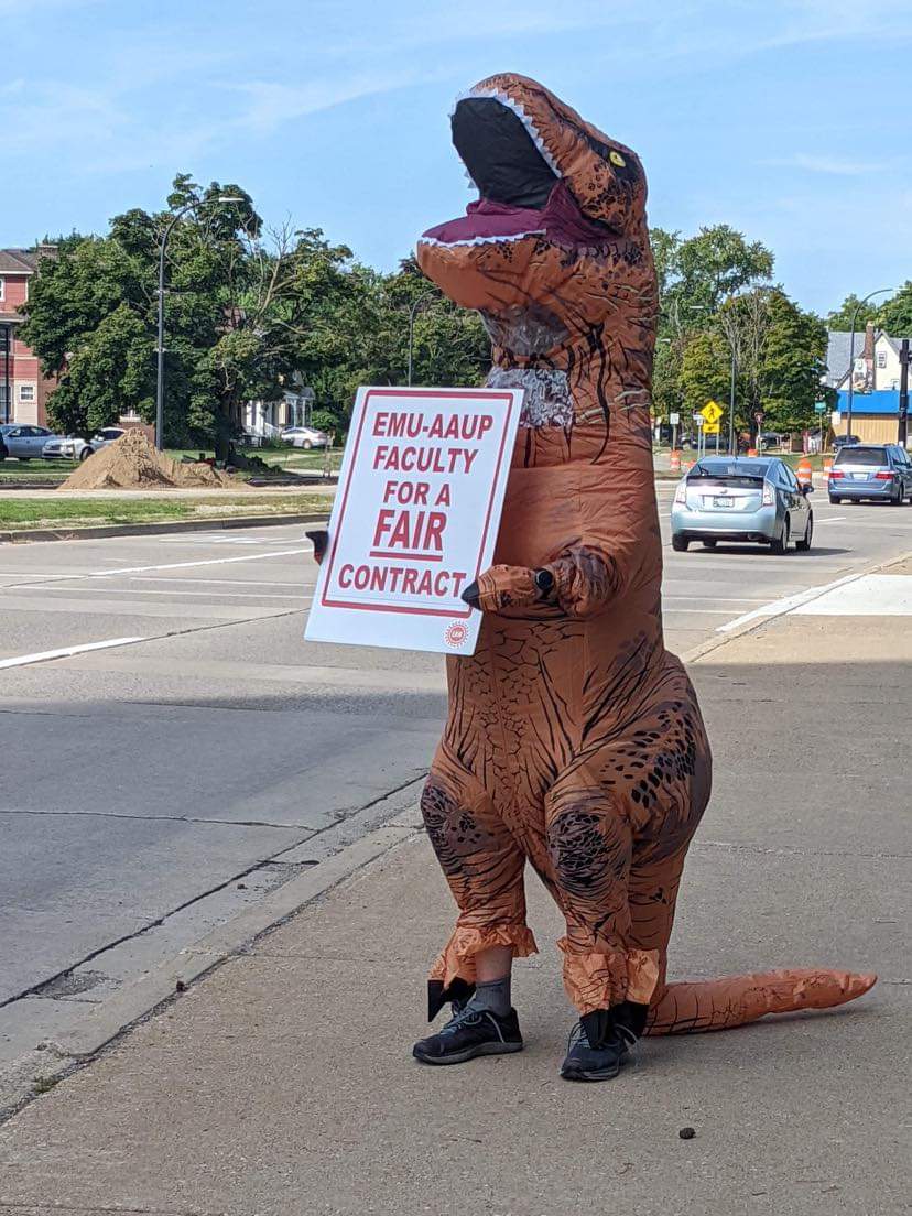 EMUAAUP's tweet image. WE'VE BROUGHT OUT THE BIG GUNS!!!

At Welch from 10 to 1. Picket with us, drive by and honk, ask T-Rex for a quick Irish jig. 

#unionstrong💪🏽 #FairContractNow #settlethedamncontract #EducationFirst #TRUEMU