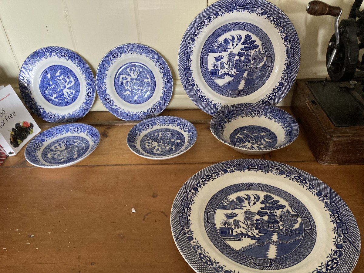 katiegraceharri's tweet photo. Popped to the local dump yesterday to find that someone had discarded a large amount of Willow Pattern China. Their loss is definitely my gain. Note: Singer sewing machine and Libra scales from other trips to other dumps ๐๐ #farmhouse #rurallife #skipdiving https://t.co/n9UbRvqXbG