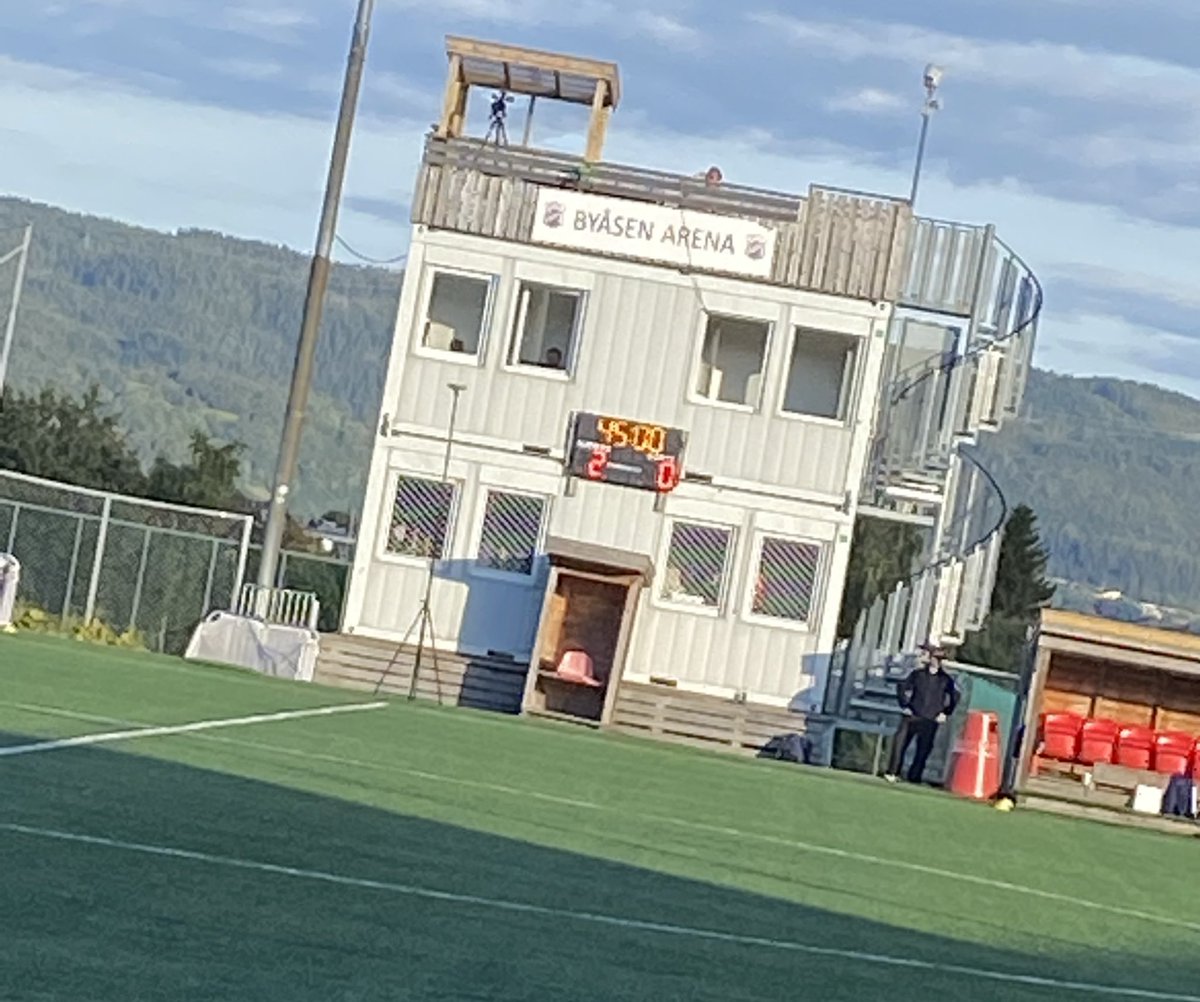 Jag är inte sjuk, jag är bara svensk går over høyttaleranlegget på Dalgård i pausen. Stor humor.