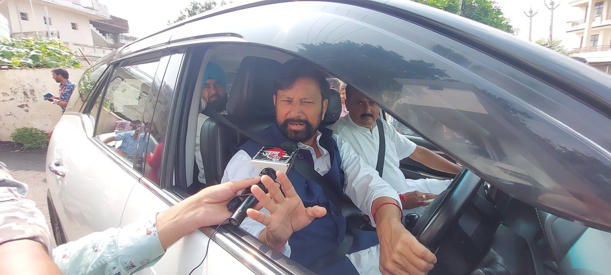 mkandharii's tweet photo. Former Minister @ChLalSinghDSS must have thundered "Jai #Duggar Jai #Dogra in front of Dr Farooq Abdullah of @JKNC_ during All party meeting at his residence in #Bhatindi area of #Jammu https://t.co/wVcmdrx9UX