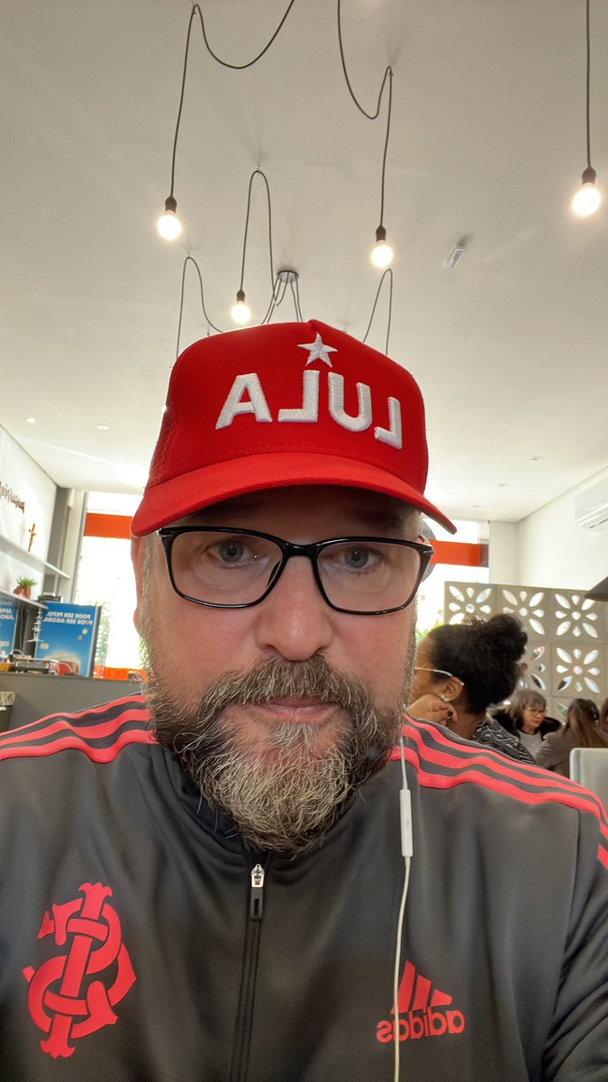 DudaCaldieraro's tweet photo. Moro na Serra Gaúcha. Hoje estou em Nova Prata, onde o bolsonarismo parece ter feito raízes. Com meu boné, recebi olhares de raiva e alguns risos contidos de aprovação. Mas os minions ficam putos! Não admitem nossa existência. Nem durmo de preocupação! https://t.co/kTtvMRITIa