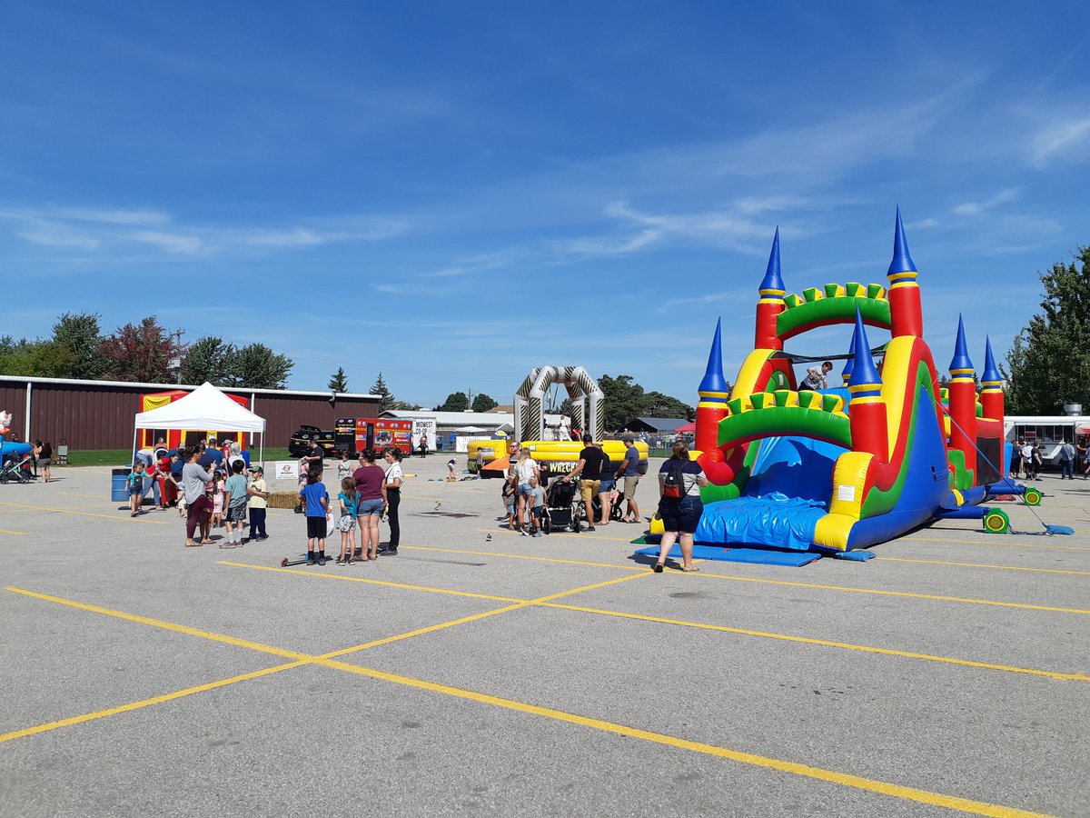 TheGrand101FM's tweet photo. Have some fun this weekend at the 166th Annual Arthur Fall Fair!
This year's theme is "Let's Celebrate!"
Food vendors, farm animals, bouncy castles for the kids, tractors and MUCH MORE! #ArthurFallFair @TwpWellNorth @wellingtncounty π¨π¦ππ https://t.co/xDfZwX08Ki