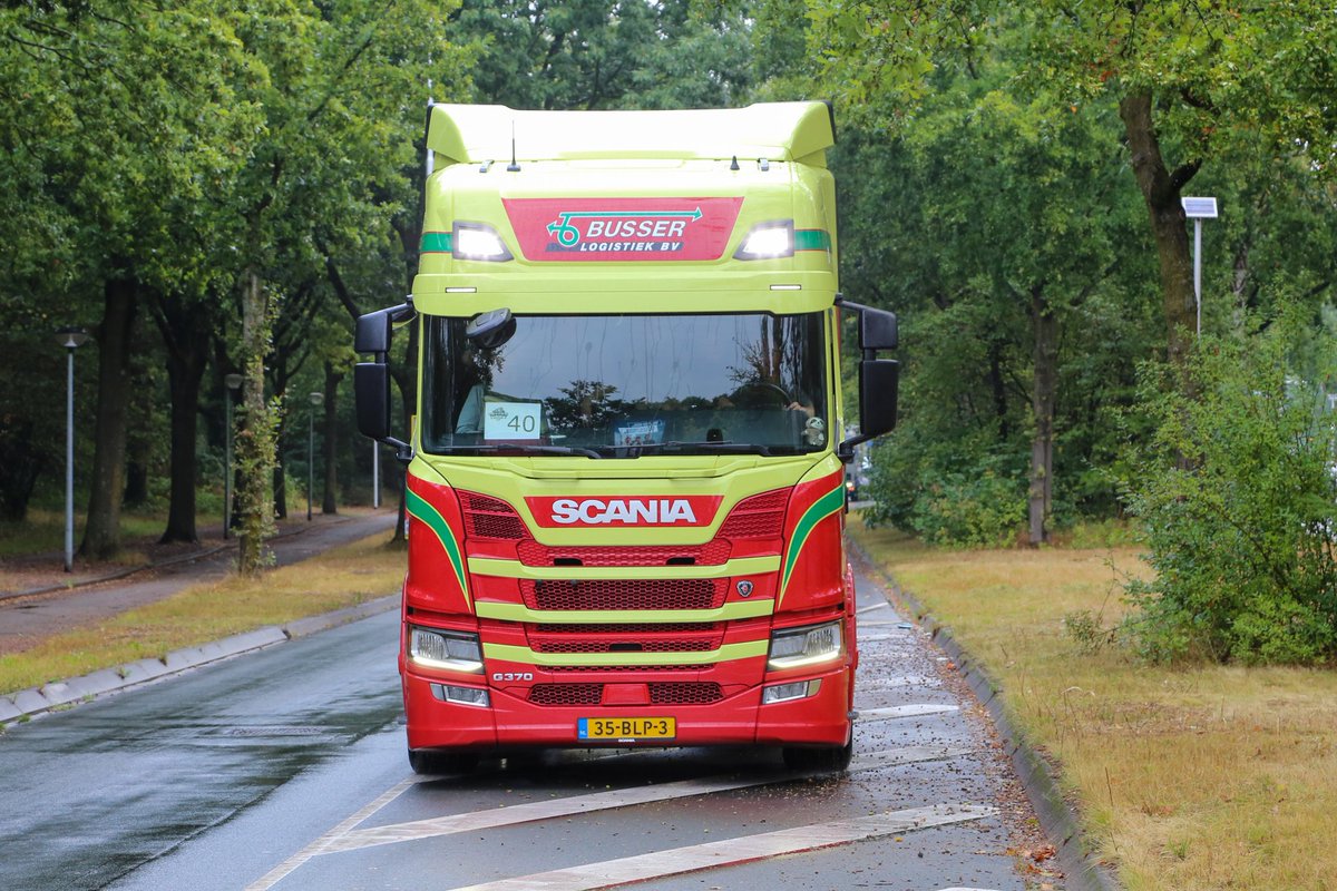 mnieuwkoop's tweet photo. Veel getoeter, gezwaai en blije gezichten bij de Truckrun in Ede.

De afgelopen 2 jaar kon de truckrun niet door gaan, maar vandaag was de 39ste Truckrun in Ede. Bewoners en cliënten van 's Heerenloo werden door enthousiaste chauffeurs rond gereden.
#truckrunede https://t.co/5phm7DfrC3