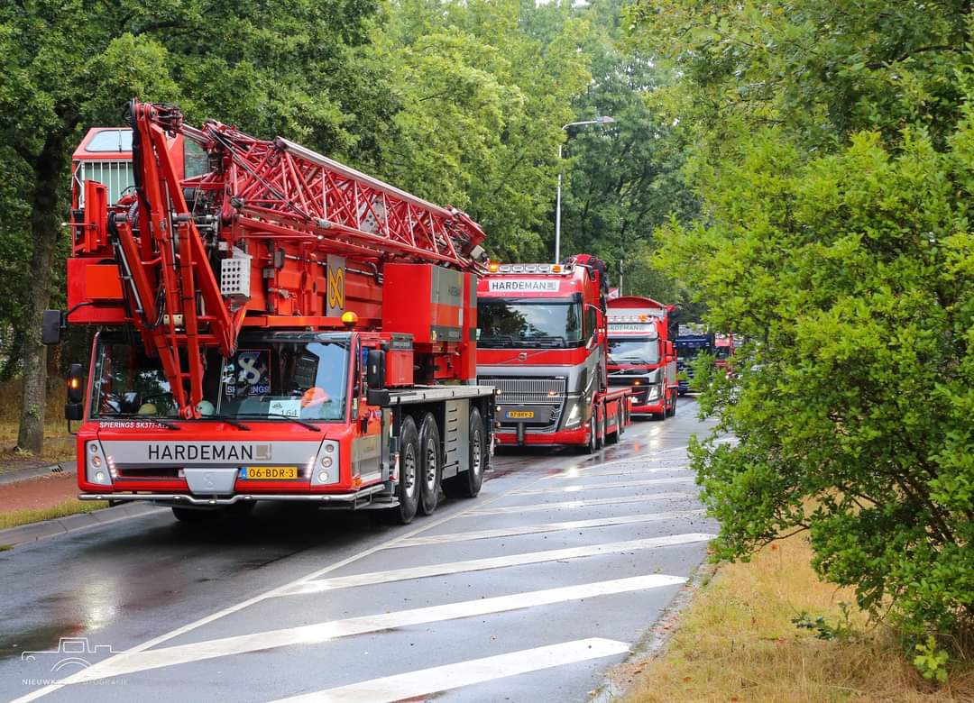 mnieuwkoop's tweet photo. Veel getoeter, gezwaai en blije gezichten bij de Truckrun in Ede.

De afgelopen 2 jaar kon de truckrun niet door gaan, maar vandaag was de 39ste Truckrun in Ede. Bewoners en cliënten van 's Heerenloo werden door enthousiaste chauffeurs rond gereden.
#truckrunede https://t.co/5phm7DfrC3
