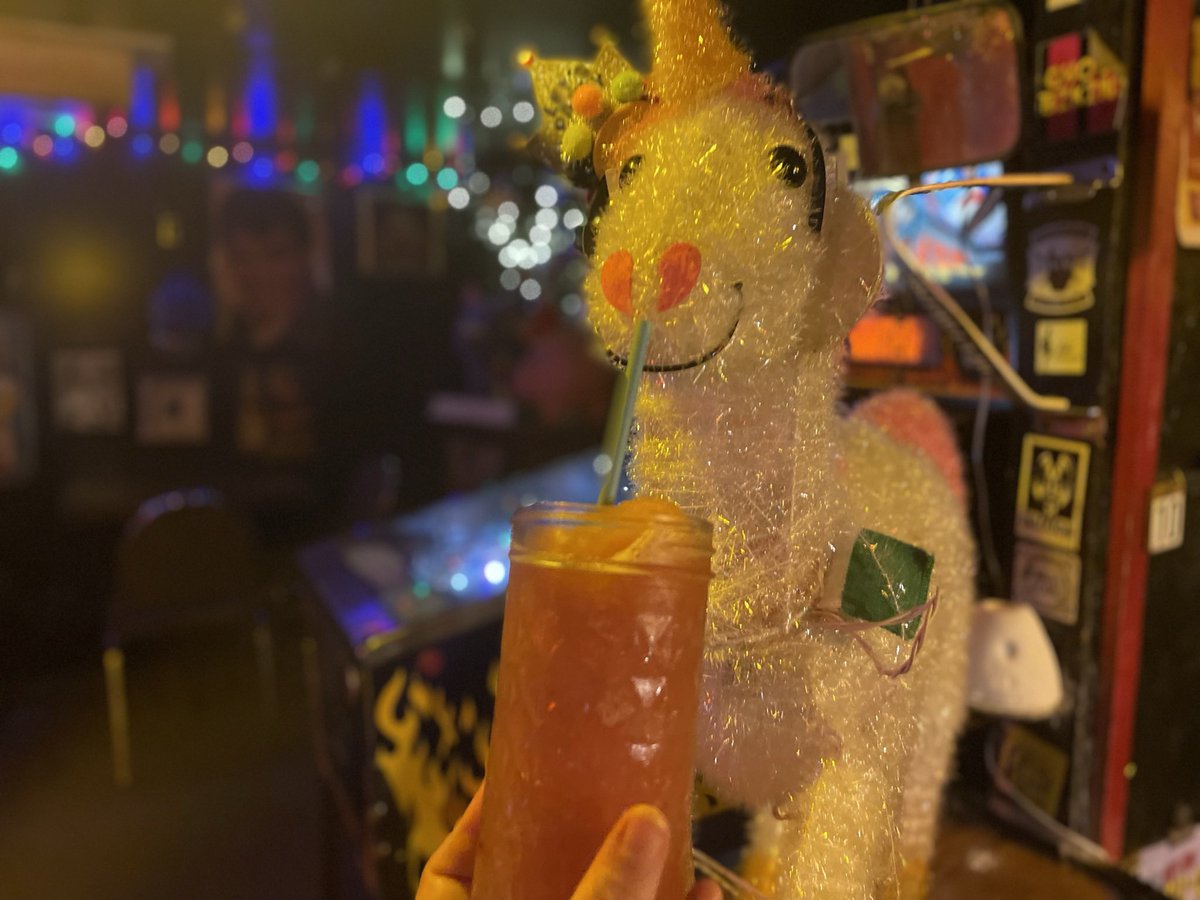 🚨 EARLY BIRD ALERT 🚨 
Saturday at 1pm Crystyl Babcock will be opening the doors to flood the big screen with ALL THE SPORTS!! Put on your favorite teams jersey and come hang nice and early!! 
#saturday #earlybird #bigscreen #sportsball