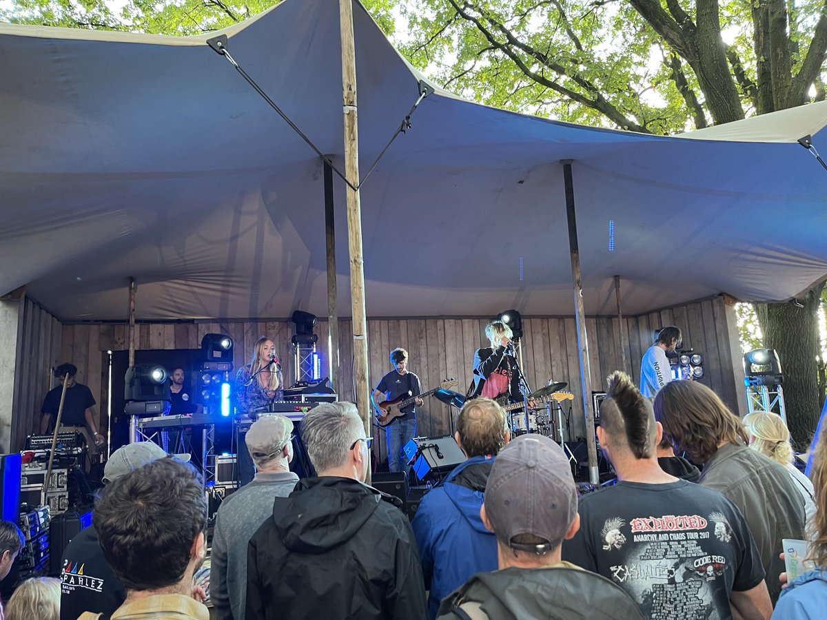 03HT's tweet image. Belgen zijn eigenlijk heel woke. Die grossieren in bands met jongen en meisje-vocalen. 😊 #thehauntedyouth #mistyfields