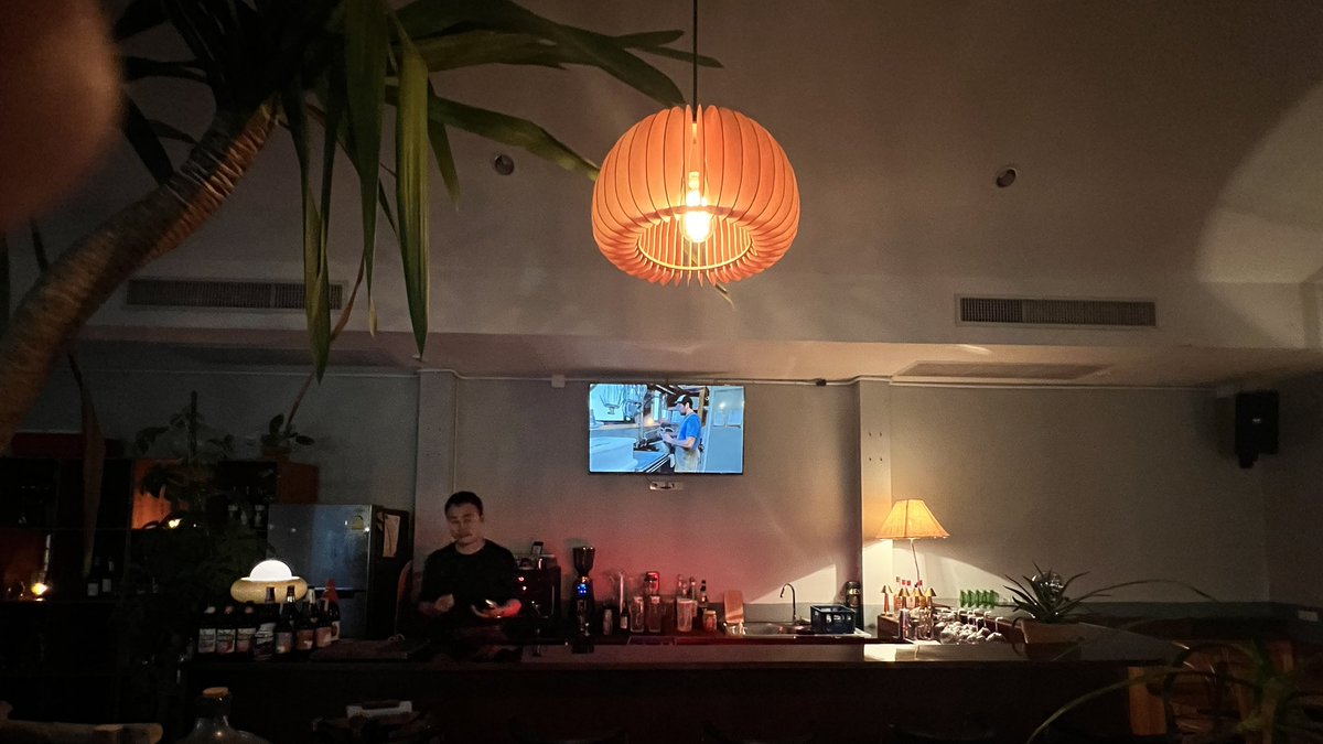 ptchys's tweet photo. 📍Mitr ร้านลับ ปรากฏว่าร้านดีมาก บาร์กึ่งร้านอาหาร อาหารอร่อยมาก ชอบทุกอย่าง หมูจุ่มเซต199 คือดีย์ ราคาไม่แพงด้วย บอกเลอออ ร้านก็ดี Vibe ดีมาก ไฟสวยมาก ถ่ายรูปเพลิน เบียร์ เหล้า ไวน์ คอคเทลมีครบ เต็มสิบบบ!! ไม่หัก #รีวิวเชียงใหม่ #บาร์เชียงใหม่ #reviewchiangmai https://t.co/NRq5guTCQh