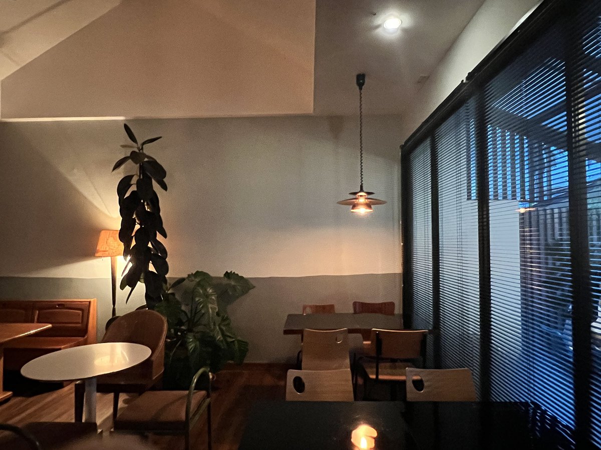ptchys's tweet photo. 📍Mitr ร้านลับ ปรากฏว่าร้านดีมาก บาร์กึ่งร้านอาหาร อาหารอร่อยมาก ชอบทุกอย่าง หมูจุ่มเซต199 คือดีย์ ราคาไม่แพงด้วย บอกเลอออ ร้านก็ดี Vibe ดีมาก ไฟสวยมาก ถ่ายรูปเพลิน เบียร์ เหล้า ไวน์ คอคเทลมีครบ เต็มสิบบบ!! ไม่หัก #รีวิวเชียงใหม่ #บาร์เชียงใหม่ #reviewchiangmai https://t.co/NRq5guTCQh