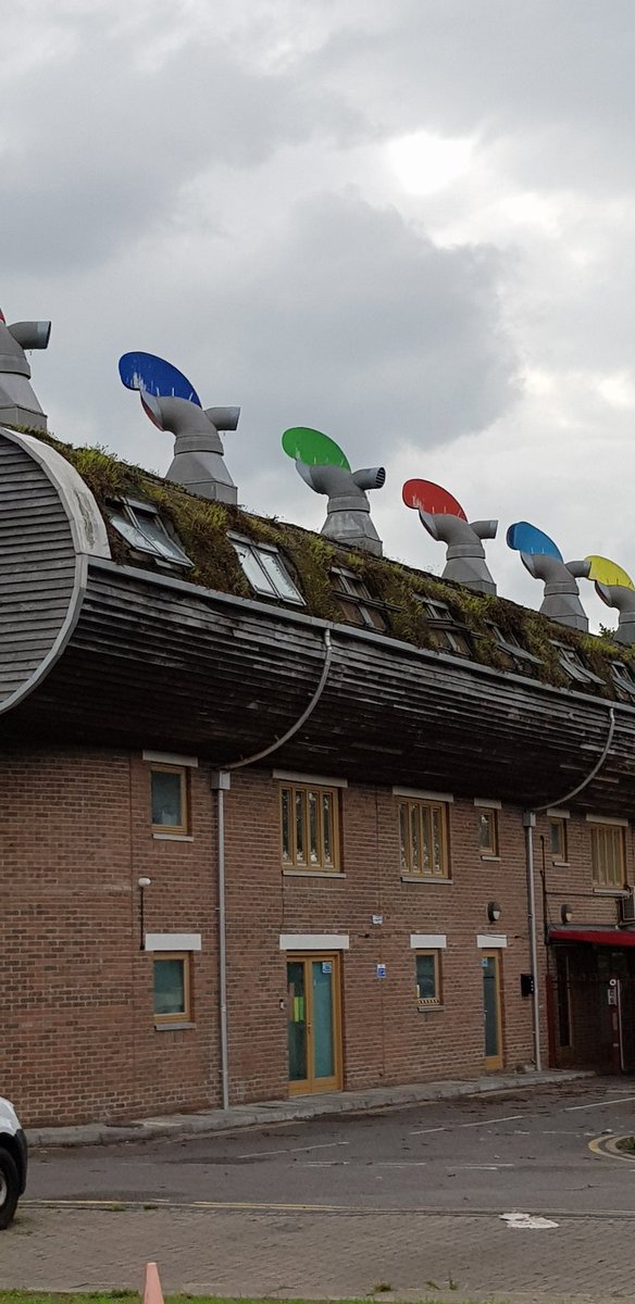 StringBeanJen's tweet photo. My 1st visit was to #BedZed, the eco estate built in #Sutton 20 years ago. A super leafy, green estate whose homes have big windows, ultra thick walls & superb heating & cooling features. Really neighbourly & a retreat from the noisy A road. Thanks @Bioregional for the tour! https://t.co/DwUgakjv7R