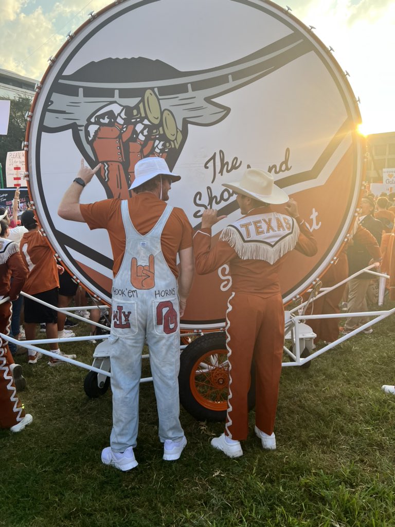 C_B_M10's tweet photo. HOOK’EM HORNS #hookem https://t.co/pBWIJcQoy1