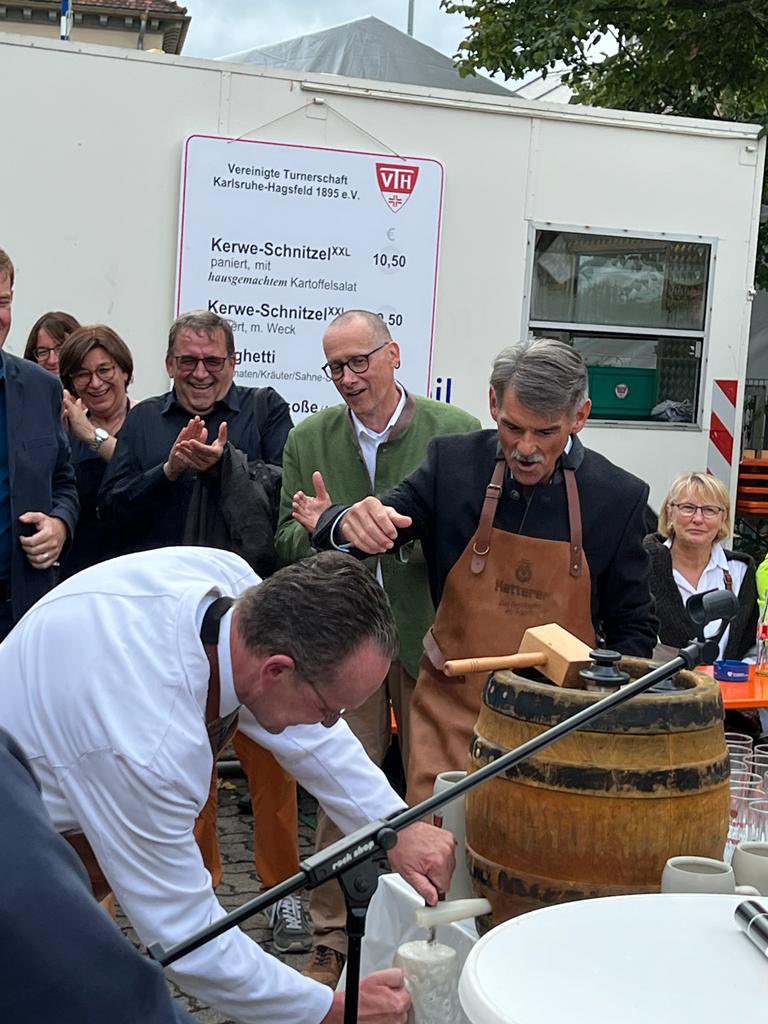 thomas_hockKA's tweet photo. Zum offiziellen #Fassanstich der #Hagsfelder #Kerwe zusammen mit Bürgermeister Käuflein am Stand der #VTH #Hagsfeld. Vielen Dank an die vielen Hagsfelder Vereine und ihre vielen Helferinnen und Helfer ohne die so ein Fest nicht stattfinden könnte. In Hagsfeld ist der Gast König https://t.co/CMYam7B0bV