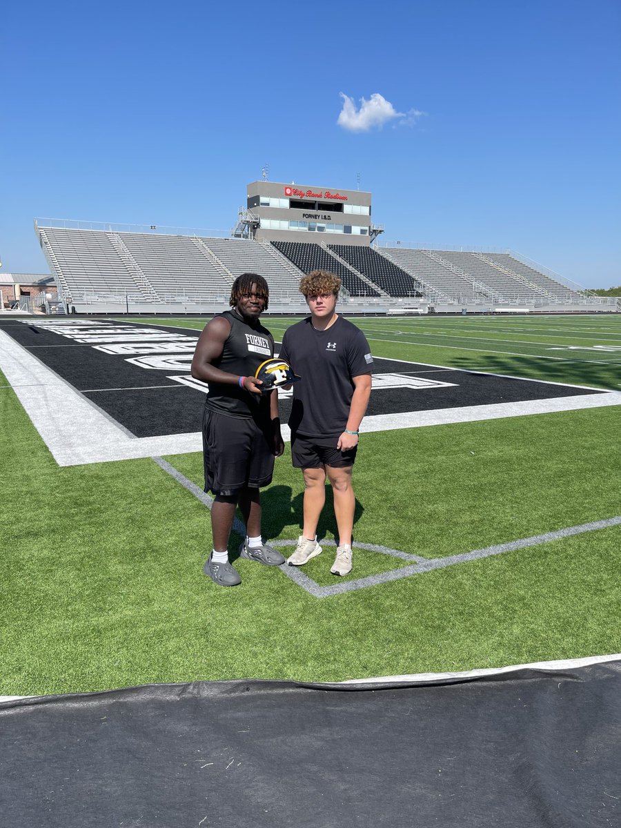 CoachPatt79's tweet photo. Last weeks 34-14 win over Frisco Memorial was awesome. Hard hard award goes to our 2 starting defensive Tackles ⁦@LukeRodriguez08⁩ &amp; Christian Thomas. Our pass rush paddle goes to ⁦@TankBennett52⁩ and Christian Thomas. ⁦@FootballForney⁩ ⁦@CoachFleen⁩ https://t.co/NnDNfQKKV7