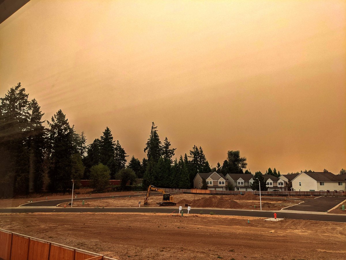 kitey911's tweet photo. They forgot to turn off the blue light filter again 😑 #bluelightfilter #wildfire #yellowsky https://t.co/pplWwmVW3l