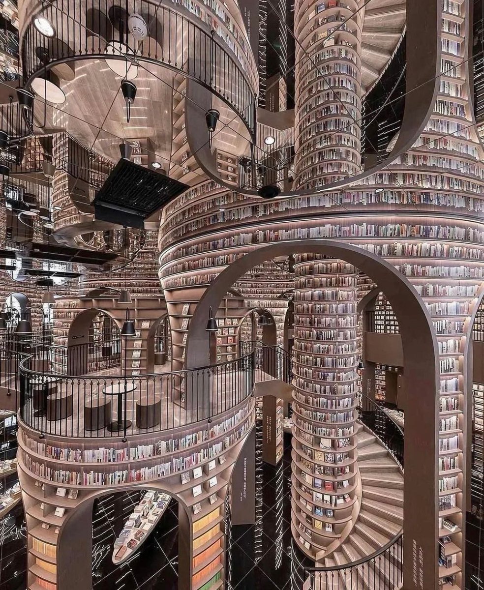 LMPositif's tweet photo. 🇨🇳 L’impressionnante librairie de la ville de Dujiangyan en Chine ! Son architecture est inspirée des paysages de la région du Sichuan  ! 📚 

📸 xlivingart https://t.co/Az5smbExMz