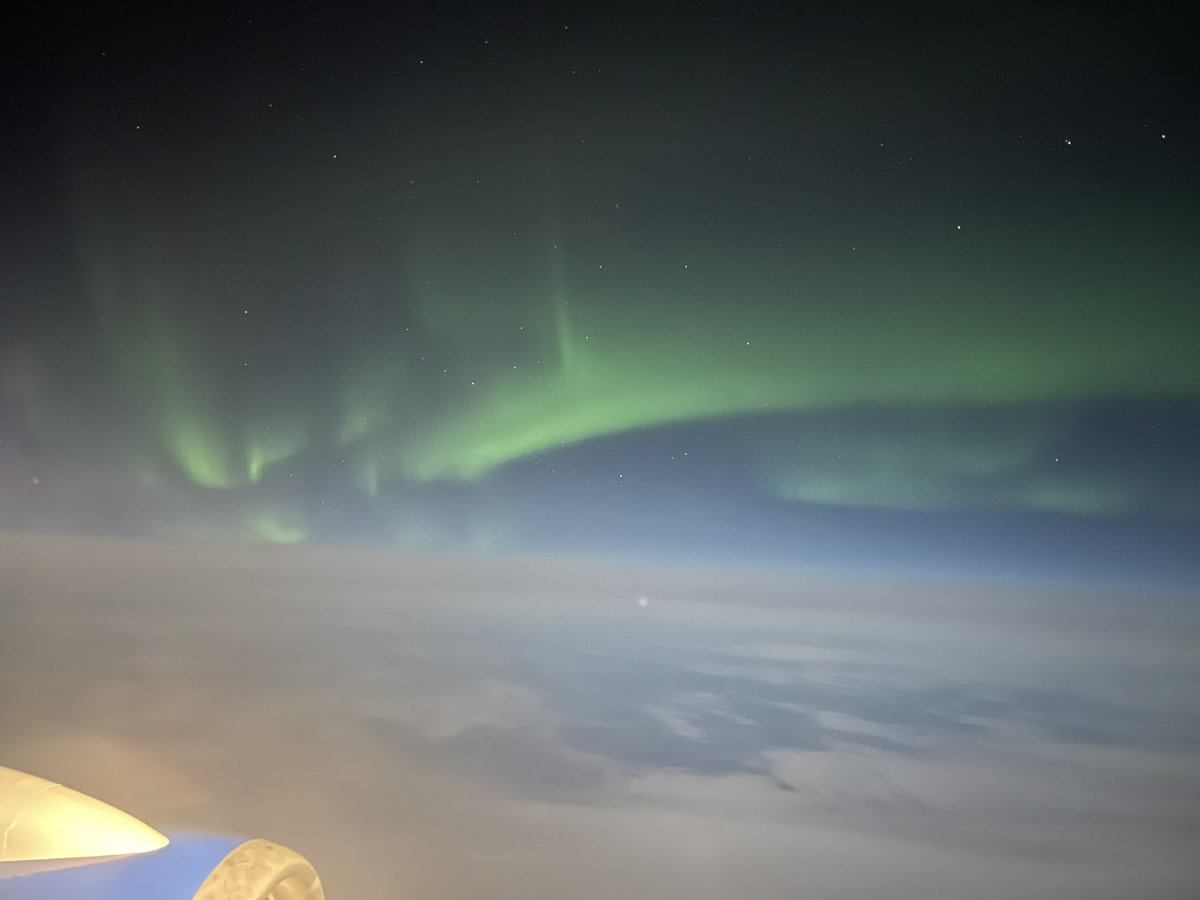 30,000ft somewhere over the Atlantic. After this photo I taught 6 people how to take northern lights photos with their iPhone. #northernlights #Auroraborealis @united